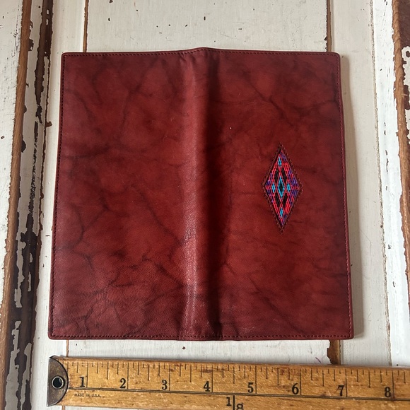 Elegant Maroon Leather Wallet with Embroidered Detail - Picture 4 of 7